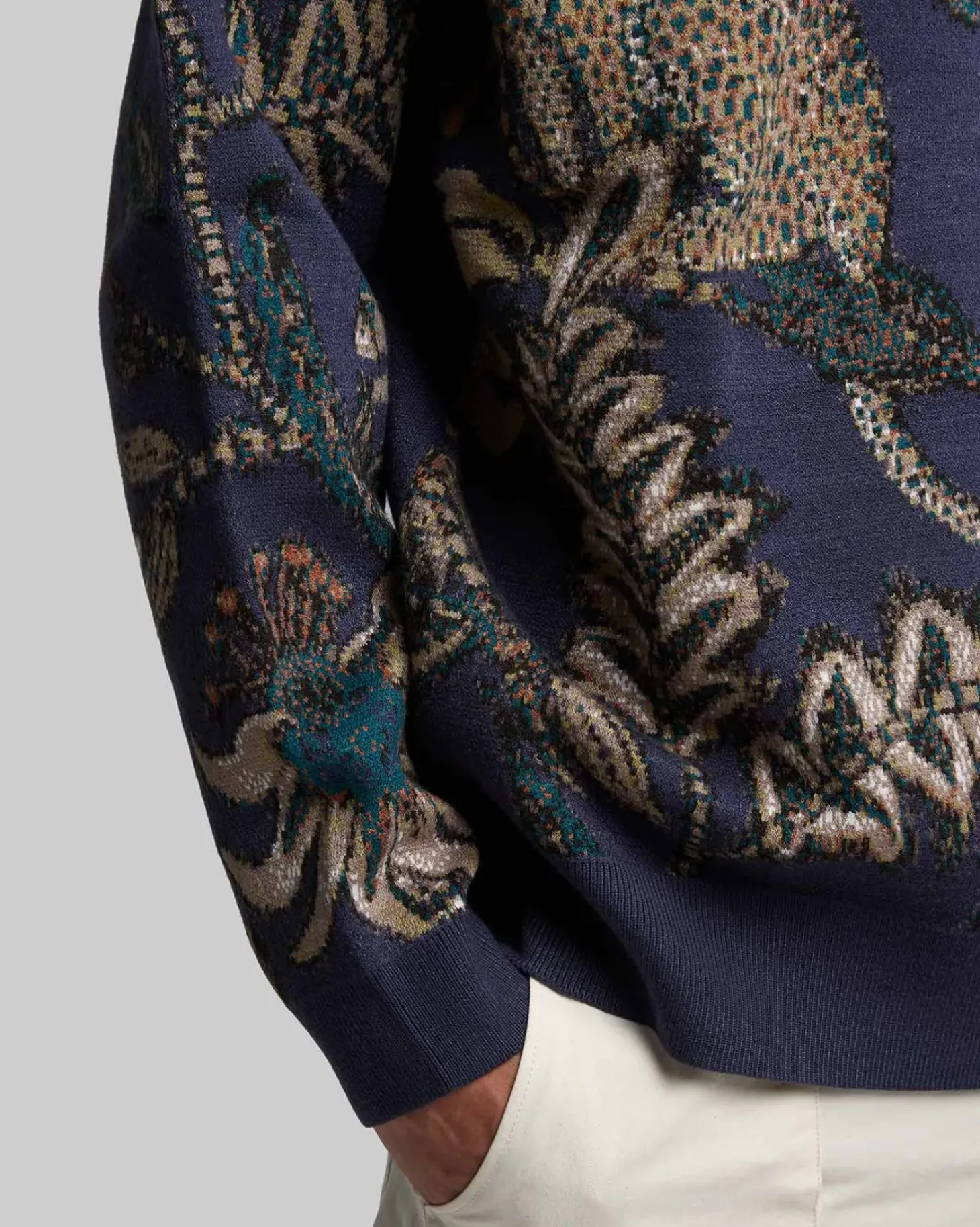 Sweatshirt With Animal & Plant Graphics